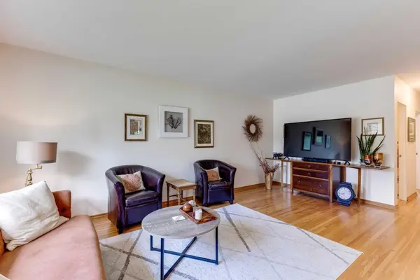 1333 Rosehill DR NW, Calgary, AB T2K 1M3