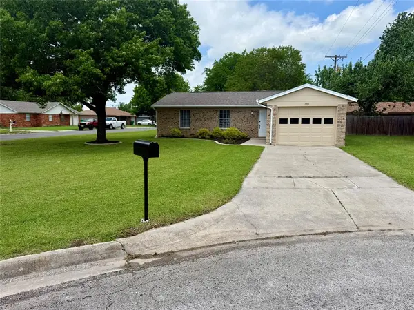 1001 Parkwood Court, Gainesville, TX 76240