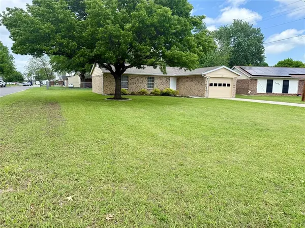 1001 Parkwood Court, Gainesville, TX 76240