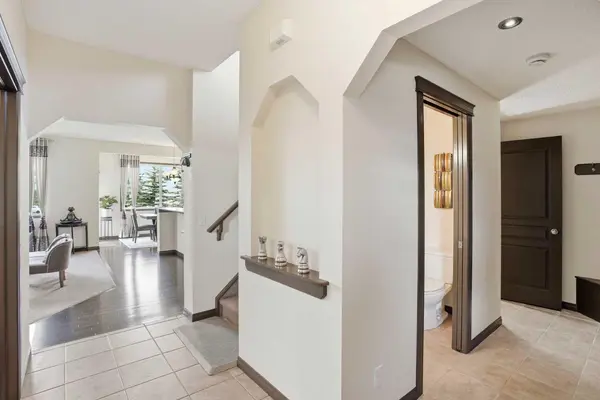 6 Springborough GN SW, Calgary, AB T3H5M6