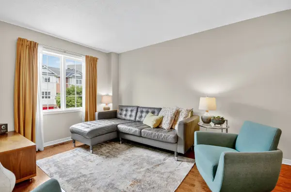 24 Manhattan CRES, Carlington - Central Park, ON K2C 4B4