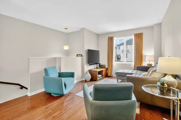 24 Manhattan CRES, Carlington - Central Park, ON K2C 4B4