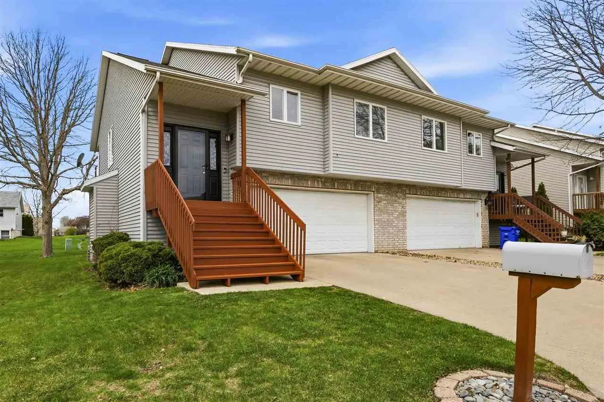 40 Shannon Dr, North Liberty, IA 52317