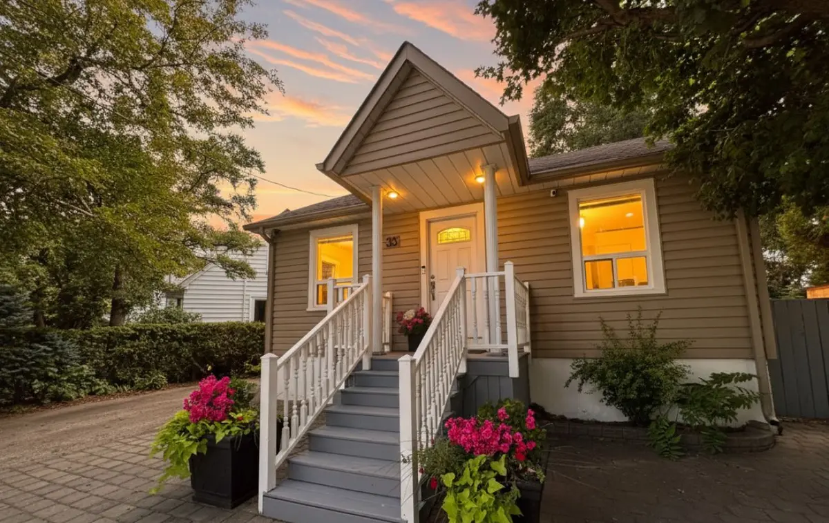 33 Cochrane DR, Toronto W07, ON M8Z 3Z4