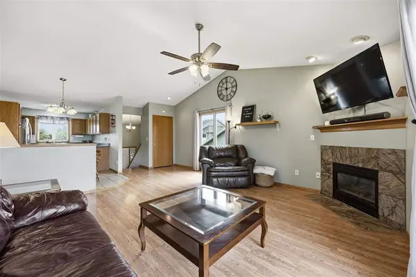 40 Shannon Dr, North Liberty, IA 52317