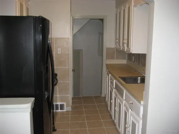 25613 Powers AVE, Dearborn Heights, MI 48125