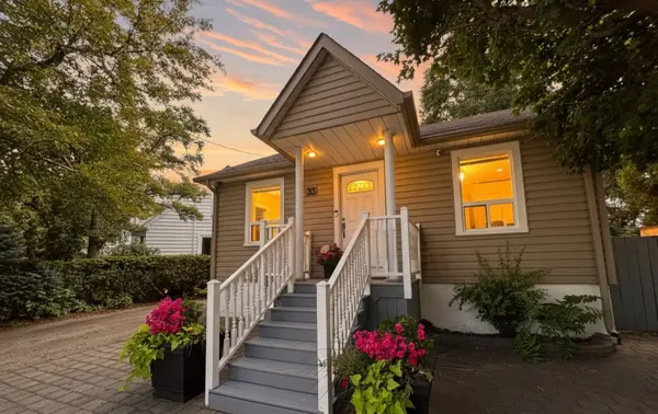 33 Cochrane DR W, Toronto W07, ON M8Z 3Z4