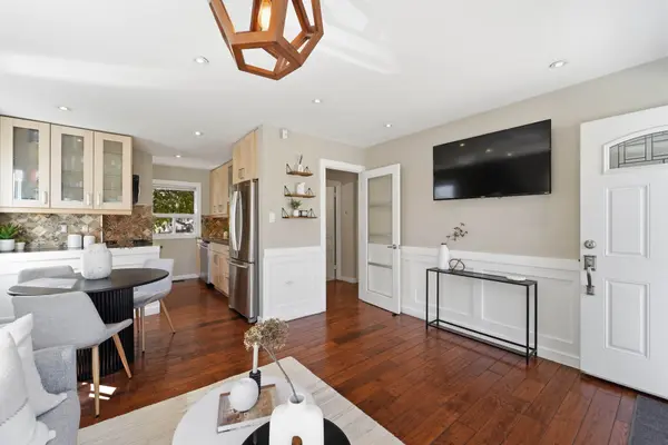 33 Cochrane DR, Toronto W07, ON M8Z 3Z4