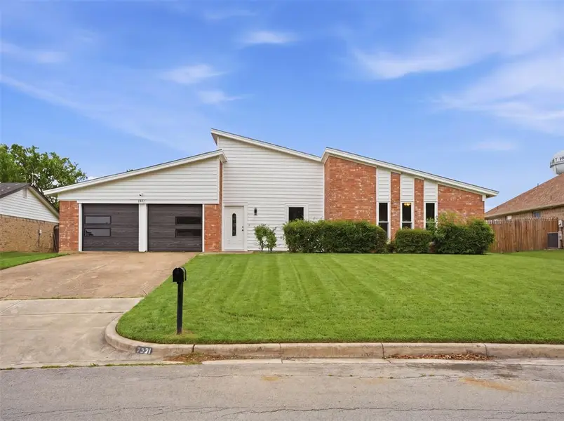 7321 Fredricksburg Drive, Forest Hill, TX 76140