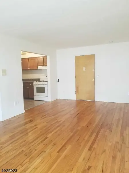 565 Grove St D-8 #D-8, Clifton City, NJ 07013