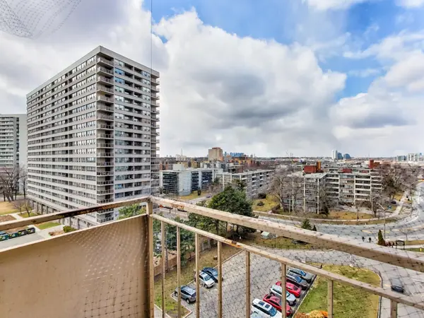 65 Thorncliffe Park DR #907, Toronto C11, ON M4H 1L2