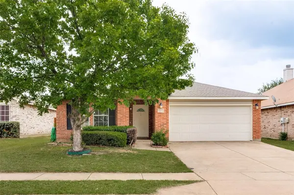 321 Silver Lake Trail, Fort Worth, TX 76140