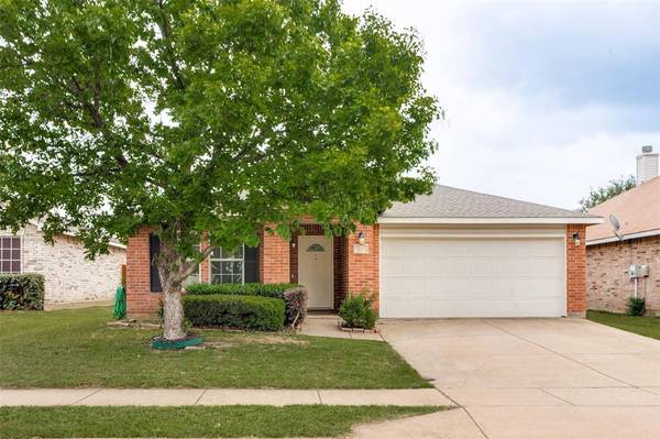 321 Silver Lake Trail, Fort Worth, TX 76140