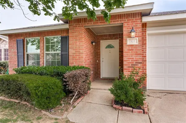 321 Silver Lake Trail, Fort Worth, TX 76140