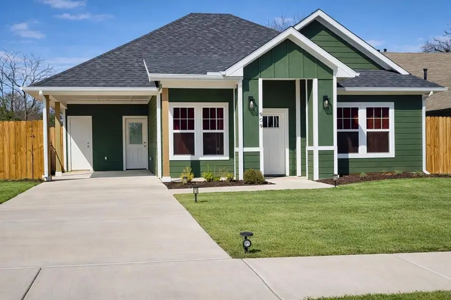 909 W Walker Street, Denison, TX 75020