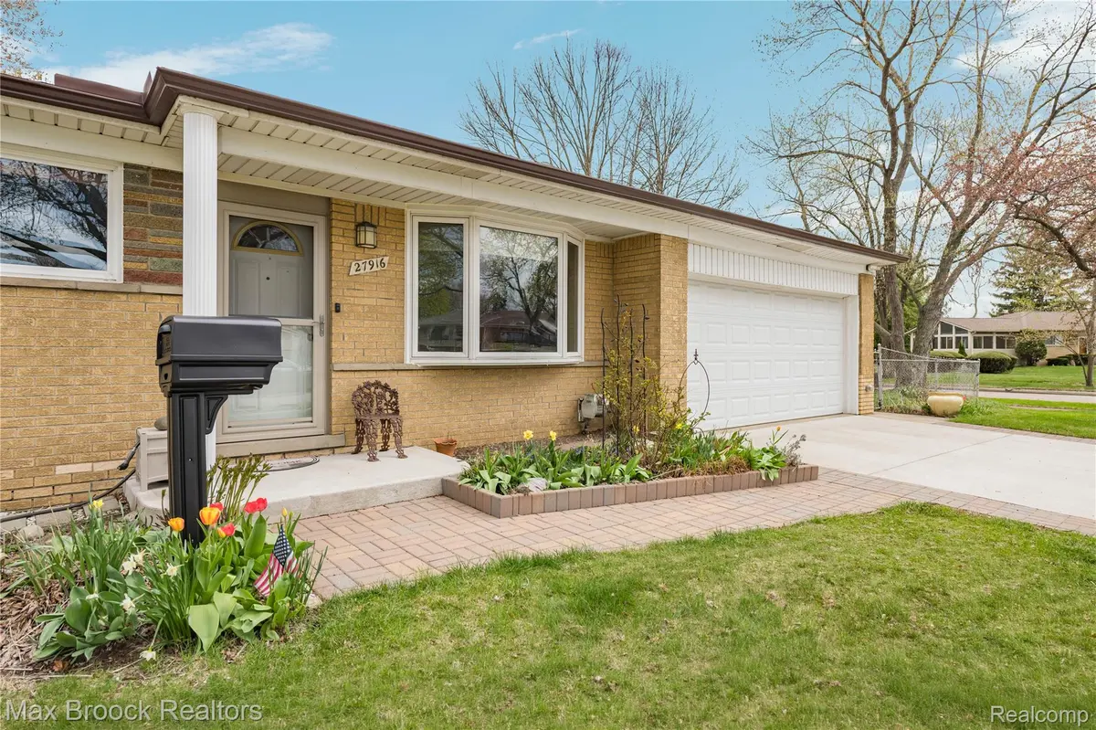 27916 Walker AVE, Warren, MI 48092