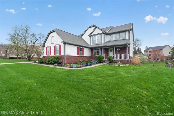 2032 Dover DR, Wixom, MI 48393