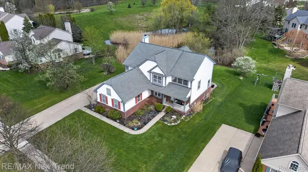 2032 Dover DR, Wixom, MI 48393