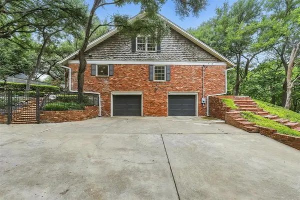 208 Rockwood Park Drive, Fort Worth, TX 76107