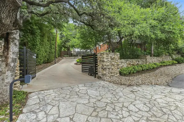 208 Rockwood Park Drive, Fort Worth, TX 76107