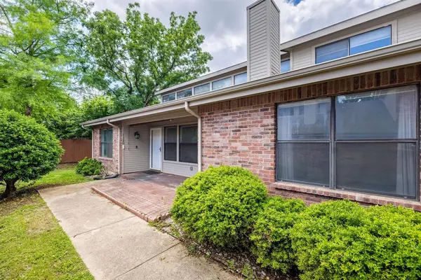 1120 Forest Creek Street, Benbrook, TX 76126