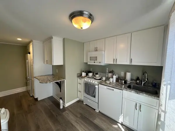 27 Center St, Clinton Town, NJ 08809