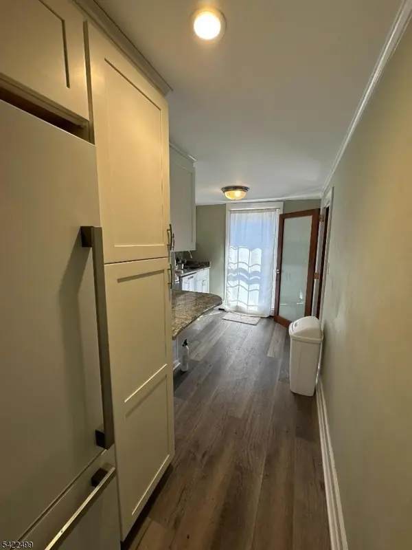 27 Center St, Clinton Town, NJ 08809