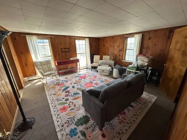 27 Center St, Clinton Town, NJ 08809