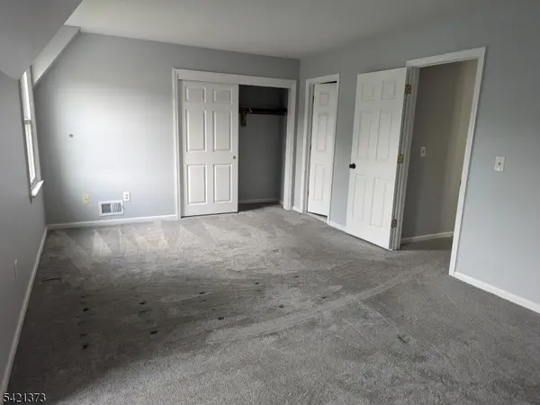 17 Heritage Ln, Hamburg Boro, NJ 07419