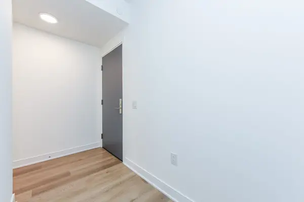 86 Dundas St. ST E #323, Mississauga, ON L5A 0B1