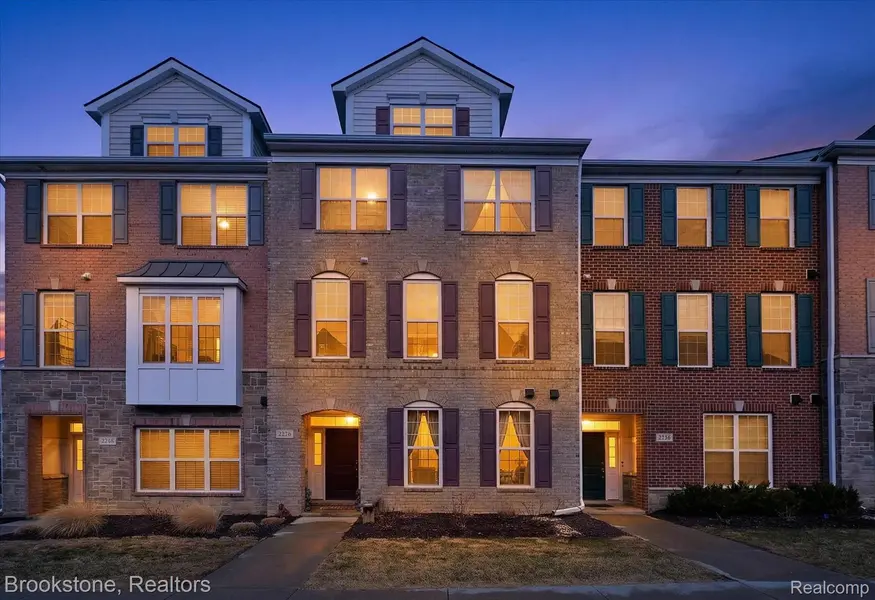 2721 S Spurway DR, Ann Arbor, MI 48105