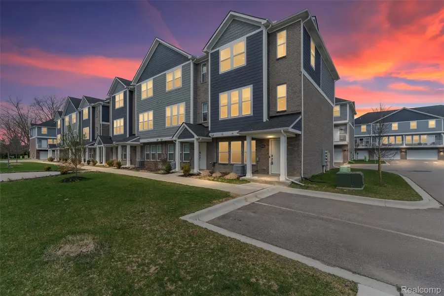 2934 Artemis, Troy, MI 48085