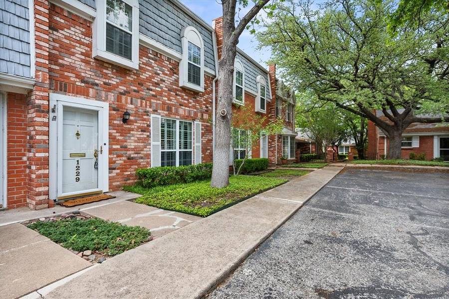 1229 Roaring Springs Road, Fort Worth, TX 76114