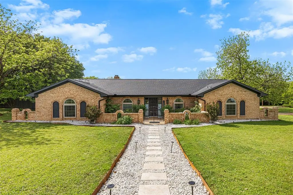 109 Hillside Drive W, Burleson, TX 76028