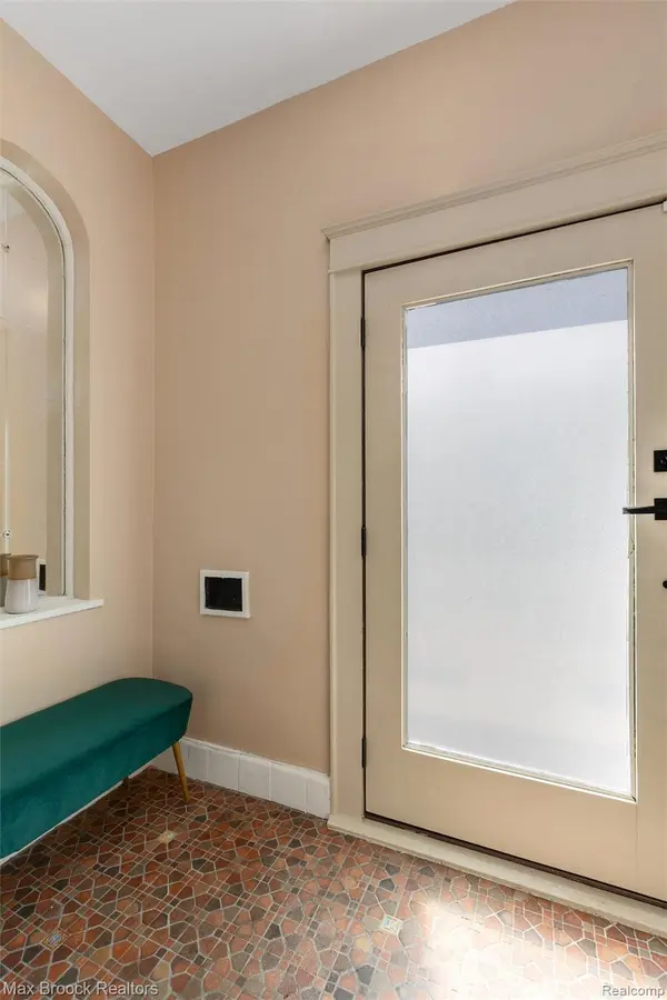 18001 Birchcrest DR, Detroit, MI 48221