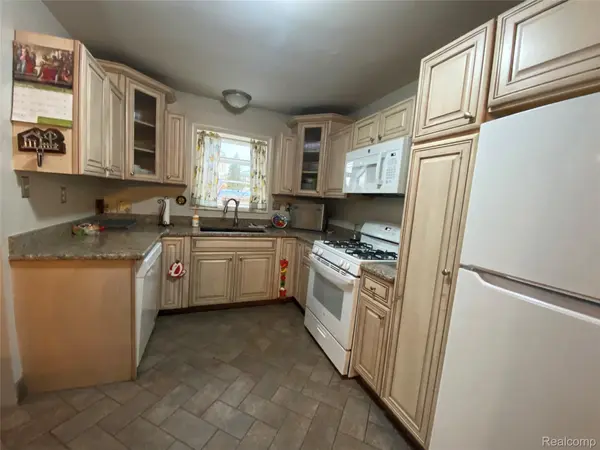 2016 W 12 Mile RD, Royal Oak, MI 48073