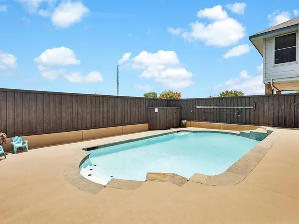 806 Red Oak Drive, Lewisville, TX 75067