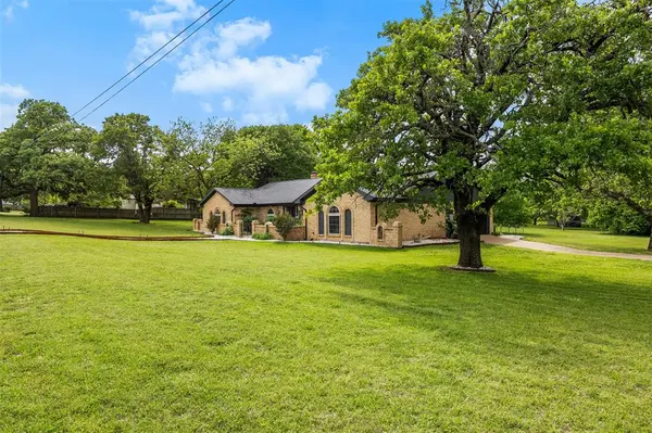 109 Hillside Drive W, Burleson, TX 76028