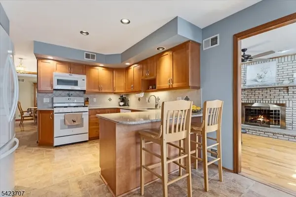 5 Liberty Ct, Garwood Boro, NJ 07027