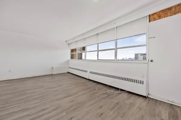 65 Thorncliffe Park DR #1807, Toronto C11, ON M4H 1L2