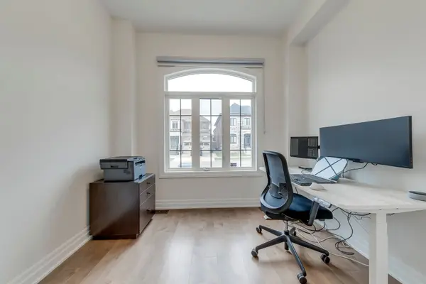 62 Merlin ST, Oakville, ON L6H 0Z4