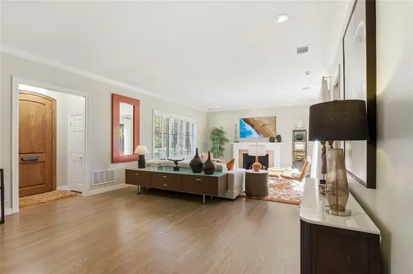 3528 N Versailles Avenue, Dallas, TX 75209