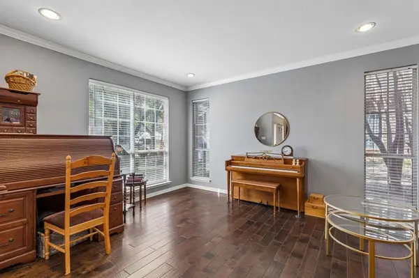 405 Stoneleigh Circle, Lake Dallas, TX 75065