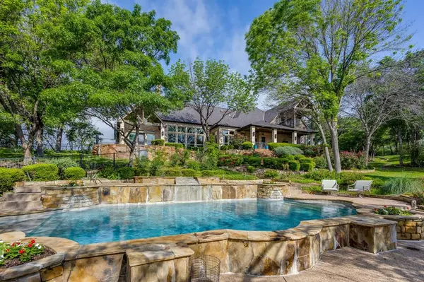 305 Covered Bridge Drive, Fort Worth, TX 76108