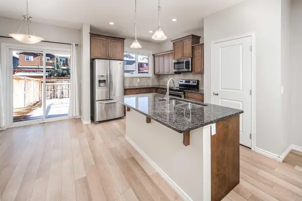 88 Legacy Mews SE, Calgary, AB T2X 0Y5