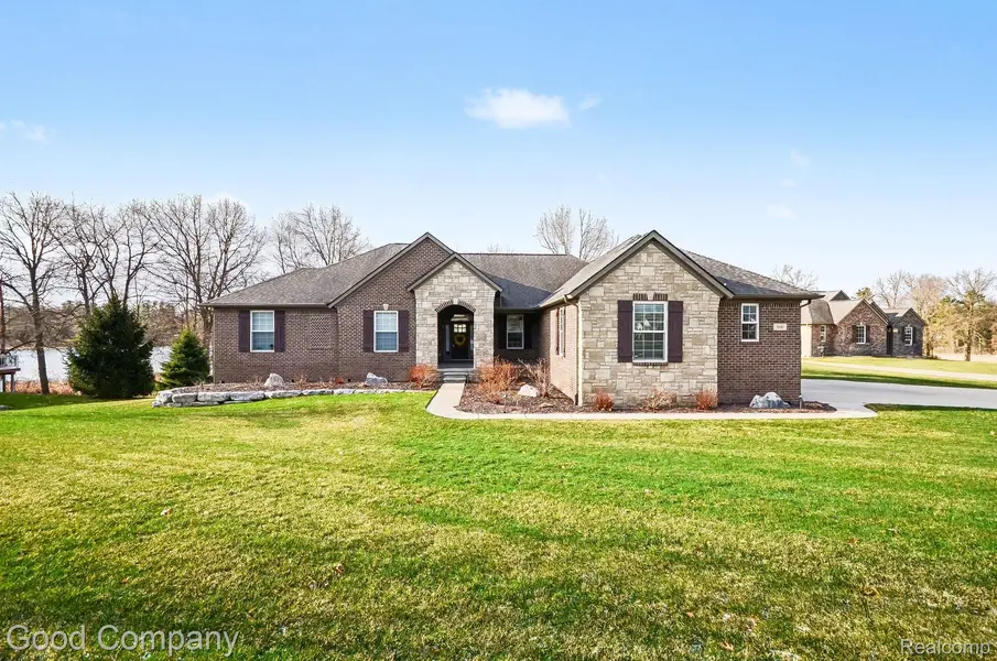 900 Watersmeet DR, Oxford Charter Township, MI 48371