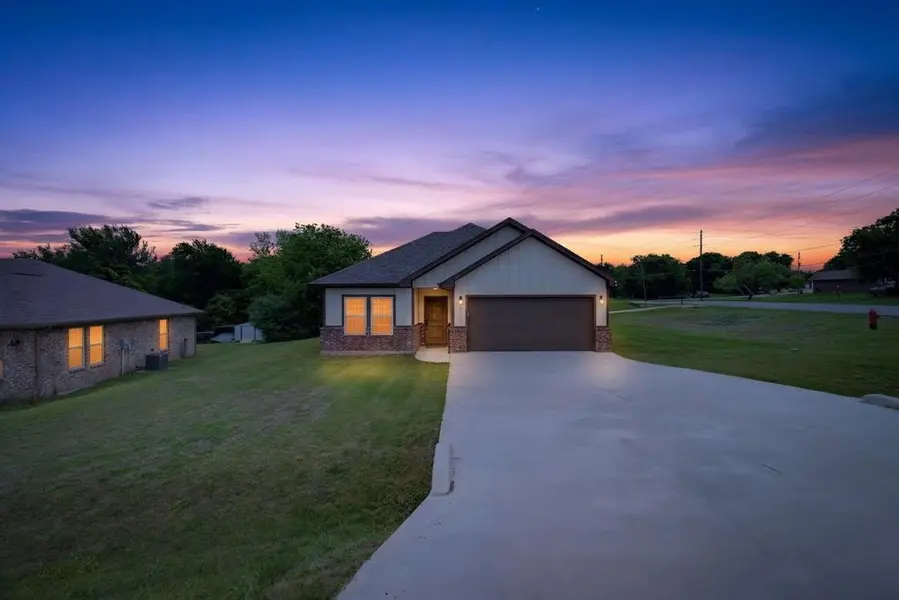 1311 E Apache Trail, Granbury, TX 76048