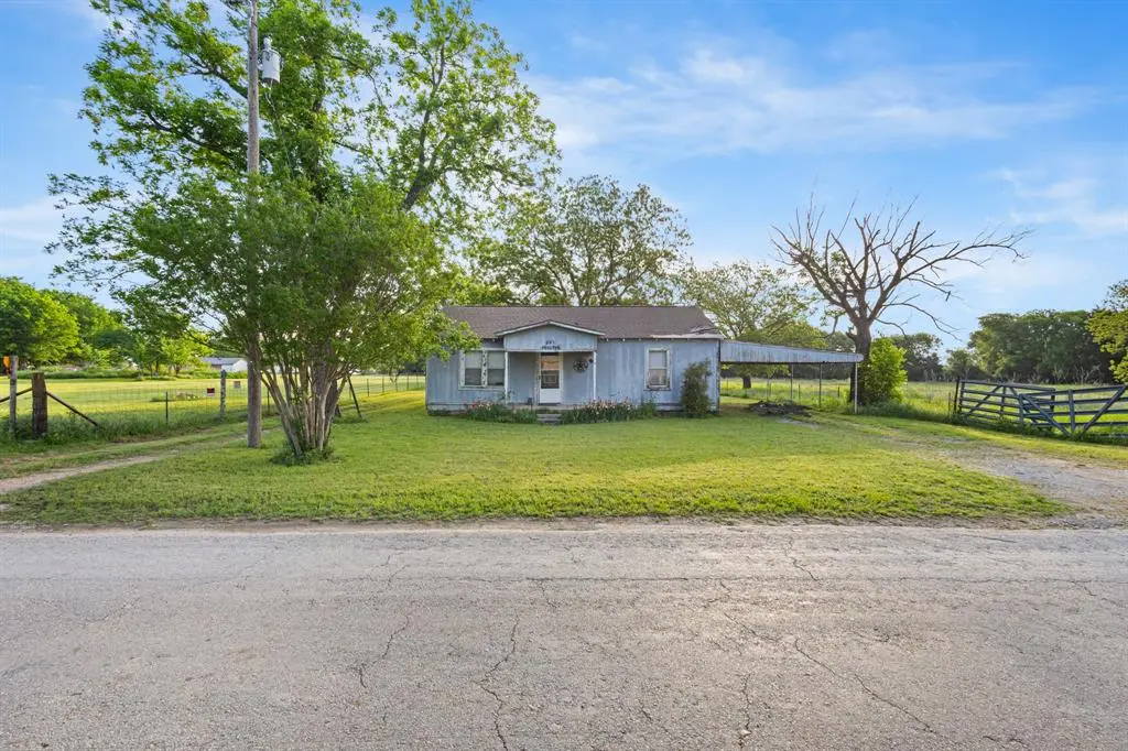 201 Proctor Lane, Sunset, TX 76270
