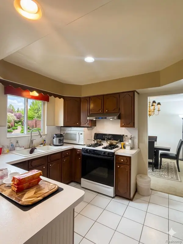 29251 Bon Mar DR, Warren, MI 48088