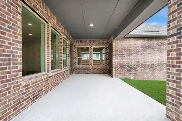 2085 Emerald Grove Drive, Arlington, TX 76005